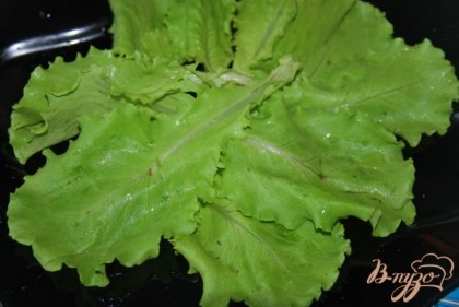 Листья салата выкладываем на сервировочную тарелку.