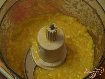 Апельсины и лимон разрезаем, вынимаем косточки и измельчаем с помощью комбайна.