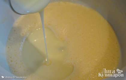 Смешиваем сгущенное молоко с ванильной эссенцией и яйцом, взбитым с сахарным песком. Вместо ванильной эссенции можно взять ванильный сахар.