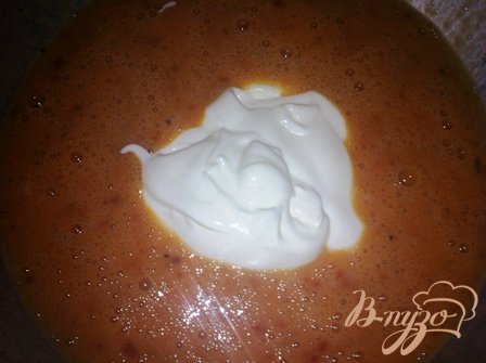 В миску разить яйца и взбить  венчиком, добавить томатную пасту, сметану, молоко, соль и перец, тщательно перемешать.