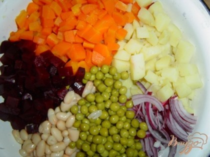Морковь, картофель, огурцы нарежьте кубиками. Теперь все ингредиенты смешайте и заправьте соусом.