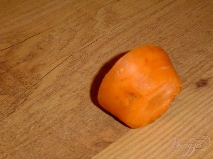 Очистите морковь и отрежьте от нее заготовку шириной 4 см.