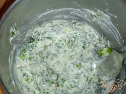  Берем тонкий лаваш. Для начинки плавленный(мягкий) сыр смешиваем с рубленной зеленью.