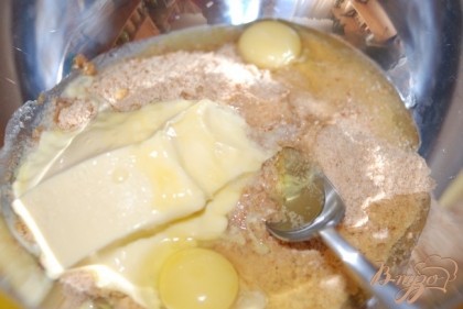 В печенье добавить яйца и масла.