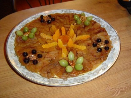 Готово! 6. Когда пирог будет готов, то переворачиваем форму на тарелку(или блюдо), и украшаем.
