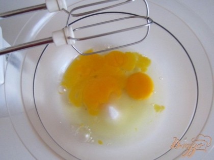 Яйца взбить с сахаром до пены.