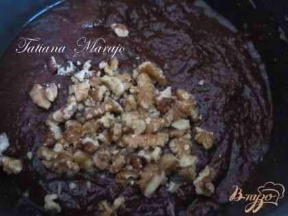 В сливках растопить шоколад, добавить масло и орехи.