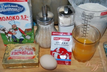 Я произвожу замес теста в хлебопечи.Для этого понадобится: мука, сок апельсина (свежевыжатый), одно яйцо, 4 ст. ложки сахара, соль, молоко, маргарин, активные дрожжи, ванилин.