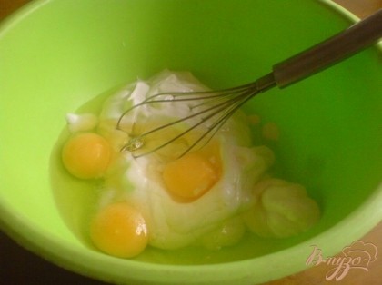 Яйца взбить со сметаной и майонезом.