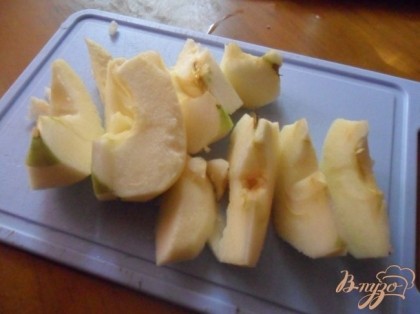 Яблоки вымыть, обсушить и нарезать дольками, вырезав сердцевину.