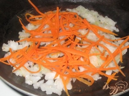 Лук режем и тушим с морковью до мягкости.