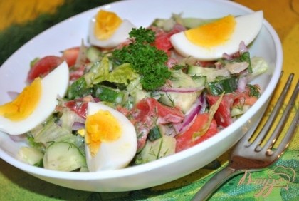 Готово! Выложите салат в порционные салатники, украсьте вареными яйцами.Приятного аппетита!