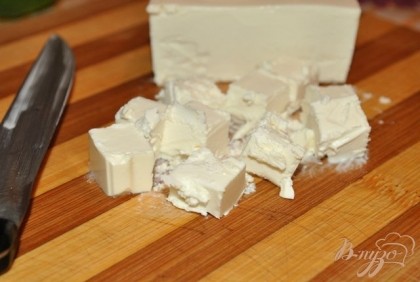 Кубиками также порезать сыр фета.