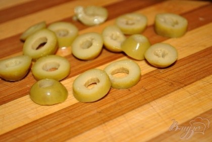 Оливки (можно заменить маслинами по вкусу) нарезать кольцами.