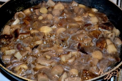 Чистим грибы (у меня подберёзовики,подосиновики,моховички)режем на кусочки, промываем, жарим на сковородке с маслом