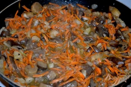 Добавляем лук, морковку (на тёрке натереть), чеснок и обжариваем до готовности.