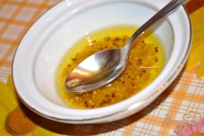 Для заправки соедините оливковое масло, винный уксус, горчицу, соль и перец. Хорошо перемешайте.