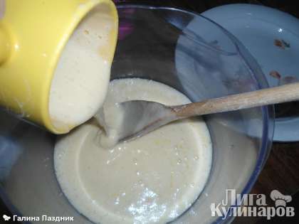 В миску с растопленным маслом отмерить 1.5 стакана того, что получилось, и аккуратно лопаткой перемешать снизу вверх, затем это перелить в яичную смесь.