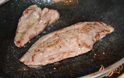 Обжарьте мясо с обеих сторон на растительном масле до легкого золотистого цвета.