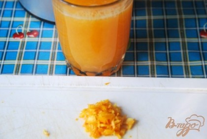 Сначала их двух апельсинов выжмем сок, получается полный стакан, и с одного апельсина снимем цедру.