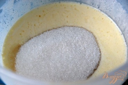 Растопим сливочное масло и смешаем с сахаром, взобьём миксером.