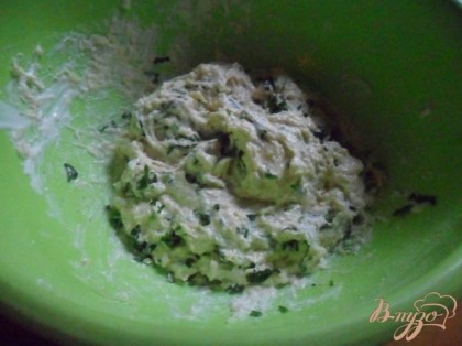 В тесто добавить остывшую зелень вместе с масло и половину тёртого сыра. Перемешать до однородности.
