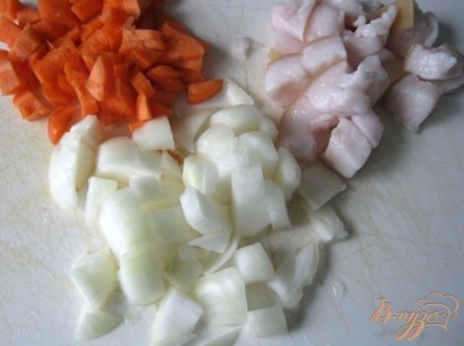 Пока тесто подходит готовлю паштет. Мелко нарезаю морковь, лук и сало.
