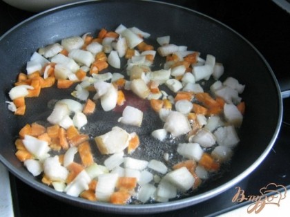 Сначала вытапливаю сало на максимальном огне на сковороде, затем добавляю туда лук и морковь, пережариваю.