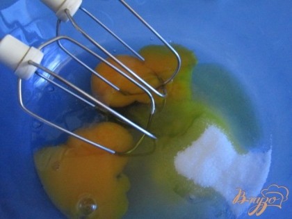 Яйца, сахар, оливковое масло взбить миксером до пены.