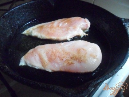 Куриное филе вымыть и промокнуть насухо. В сковороде разогреть растительное масло и обжарить на нём филе по 4 - 5 минут с каждой стороны. Приправить солью и перцем.