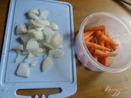 Морковь и репчатый лук очистить. Морковь нарезать кружочками, лук дольками.
