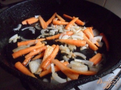 Курицу снять со сковороды. В оставшемся жире обжарить лук и морковь 2 - 3 минуты, затем добавить капусту и обжарить всё вместе 5 минут..