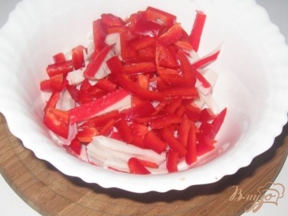 Режем тонкой соломкой красный болгарский перец.