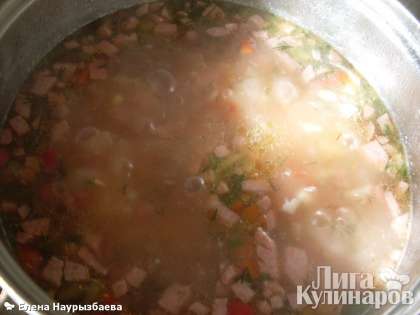 Переложить тушенные овощи с колбасой в кастрюлю с картошкой и варить солянку еще несколько минут до полной готовности. Минуты за 3 до готовности  добавить зелень