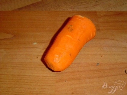 Берем морковь, очищаем ее и делаем заготовку для будущей шишки.