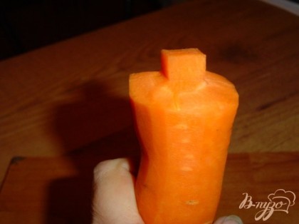 В центре моркови (с более толстой стороны)вырезаем ножку будущей шишки,срезая ножом мякоть моркови под острым углом,обрезая так,чтоб получился хвостик.