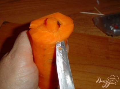 Обрезаем мякоть моркови,формируя форму шишки
