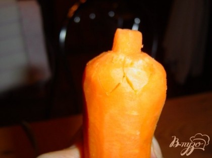 Теперь делаем надрезы на моркови ввиде чешуек шишки.