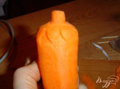 .Между чешуйками вырезаем мякоть моркови,тем самым формируя чешуйки.