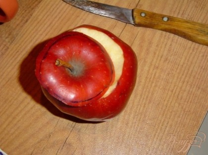 На кожуре яблока намечаем контур для вырезания сердцевины