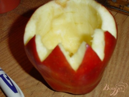 Ножом вырезаем зубчиками верхний край яблока