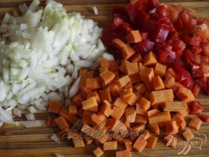 Нарезать мелко лук,отварную морковь и перец.