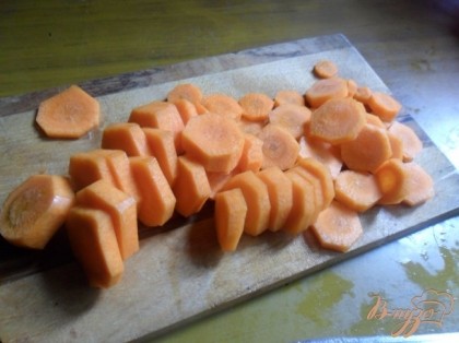 Очищенную морковь нарезать кружочками.