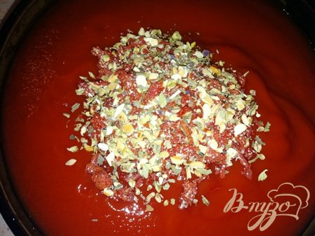 Смешиваем томатную пасте со смесью из сушеных помидор, базилика и орегано, сахарим и солим по вкусу