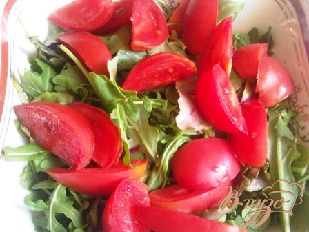 В салатный микс, нарезаем ломтиками помидоры