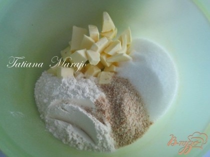 Сливочное масло, сахар и муку растереть в крошку, добавить панировочные сухари .