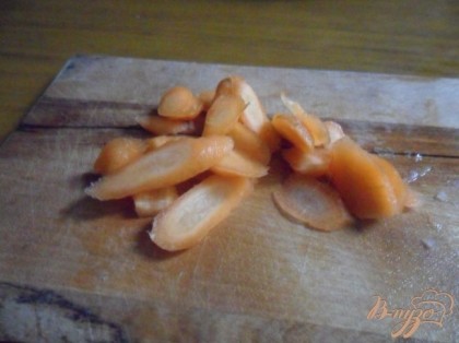 Очистить и нарезать кружками морковь. Добавить в суп (у меня морковь молодая, если морковь немолодая, то её заложить вместе с картофелем).