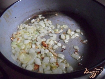 В сковороде разогреть растительное масло, выложить нарезанный лук и обжарить до золотистого цвета.