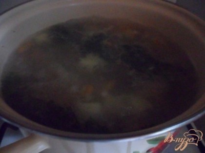 Переложить обжаренный лук в кастрюлю с супом. Посолить. Варить до готовности картофеля.