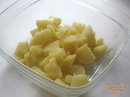 Отварной картофель нарезаем кубиками.